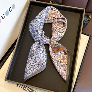 Élégante écharpe en soie à motif floral violet et rose avec finition satinée haut de gamme