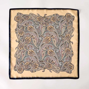 Seidenschal in Beige mit Paisleymuster und dunkelblauem Rand in flacher Ansicht