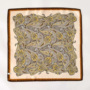 Premium Seidenschal mit doppelseitigem Paisleymuster und braunem Rand in Beige-Gelb