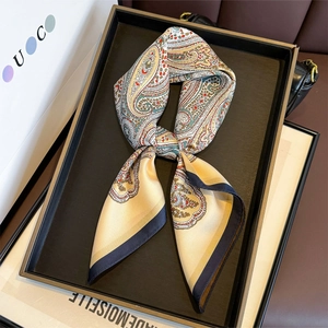 Eleganter Paisley-Seidenschal in Beige und Rot mit dunkelblauem Rand auf dem Display