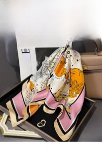 Détail d'un foulard en sergé de soie avec imprimés lion et zodiaque sur sac cuir