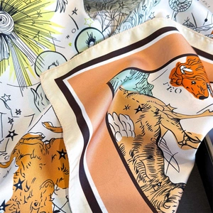 Gros plan d'un carré en twill de soie pure avec motifs astrologie et lion ailé élégants