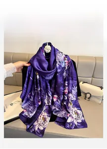 Détail d'un luxueux foulard en soie violette avec d'élégants motifs de pivoines roses