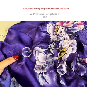Gros plan d'un foulard en soie violette avec motifs floraux élégants et texture douce lisse