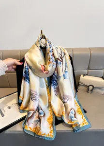 Detalle del lujoso pañuelo de seda con motivos florales, de leopardo y acabado satinado