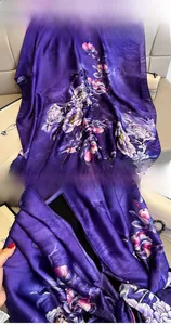 Vue détaillée du foulard en soie violette avec motifs floraux et finitions des bordures