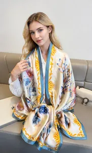 Primer plano detallado del pañuelo de seda con estampado floral y bordes azules