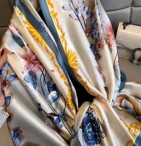Detalle de bufanda de seda elegante con motivos florales barrocos y brillo sedoso