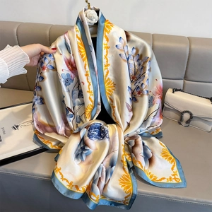 Elegante chal de seda con motivos florales vintage azul y rosa y bordes barrocos