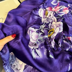 Châle en soie violette à fleurs pour femmes avec de grands motifs floraux réalistes