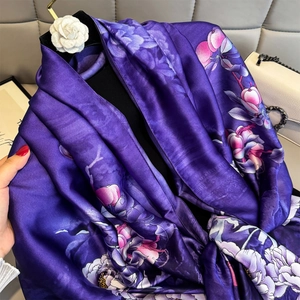 Élégant foulard en soie violette à fleurs avec broche camélia pour femme