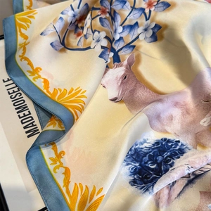 Elegante chal de seda con motivos artísticos de ciervos y flores de estilo vintage