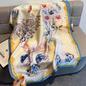 Lujoso chal de seda satinada con elegantes estampados de ciervos y flores en amarillo y azul