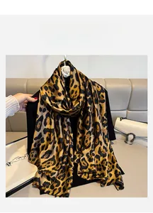 Détail de la texture du foulard en soie léopard avec un fini satiné élégant et brillant