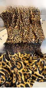 Détail d'un foulard en soie à imprimé léopard montrant la couture et la texture lisse