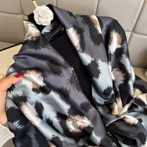 Eleganter Seidenschal mit Leopardenmuster in Grau- und Brauntönen mit Satin-Finish