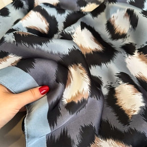 Seidenschal mit Leopardenmuster für Damen, hochwertiges Tiermuster mit glänzendem Satin-Finish