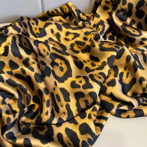 Écharpe élégante en satin à imprimé léopard avec texture brillante et drapé doux