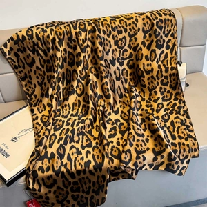 Écharpe en soie à motif léopard élégant, châle de protection solaire avec un fini satiné chic