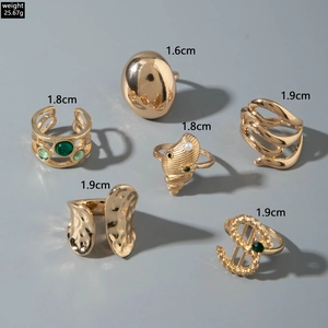Detailansicht von 6-teiligem Goldring-Set mit grünen Steinen und weißen Perlen