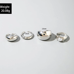 Detailsicht der silbernen Ringe mit weißen Perlen und verschiedenen Durchmessern