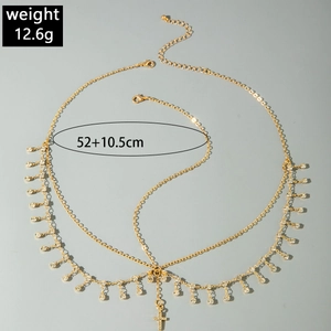 Détail de bijou de tête doré avec pendentifs en strass étincelants et croix élégante