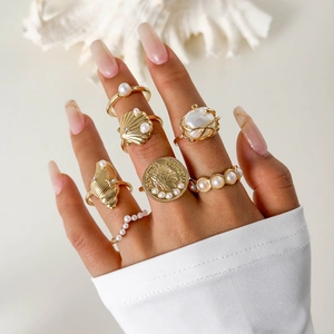 Barockes Ring-Set in Gold mit Perlen-Akzenten und Elizabeth II Münz-Design an der Hand