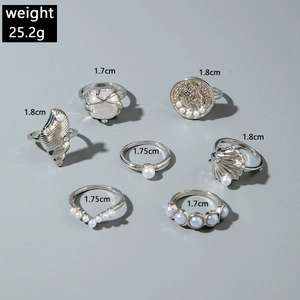 Detailansicht der Ring-Set mit Muscheln, Perlen und Vintage-Münzmotiven aus Silberlegierung
