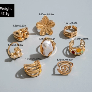 Nahaufnahme von 8-teiligem Vintage-Ring-Set in Gold mit Blumen und Perlen