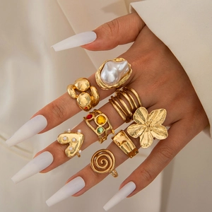 Detailansicht von Vintage-Goldlegierungsringen mit Perlen und floralen Barock-Designs