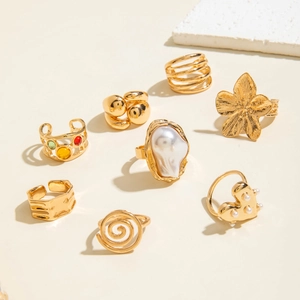 Achtteiliges Set Barockringe mit Perlen, Blumenmotiven und Edelsteinen im Detail