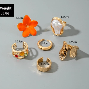 Detailansicht des 6-teiligen Boho-Ring-Sets mit Blumen, Perlen und Größenangaben