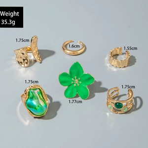 Detailset aus sechs goldfarbenen Ringen mit grünen Blütenakzenten und Barockperlen