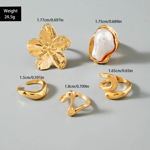 Detailansicht eines 5-teiligen Goldlegierungs-Ring-Sets mit Perlen- und Blumenformen
