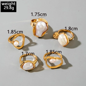 Fünfteiliges goldenes Ring-Set mit Barockperlen und floralen geometrischen Texturen