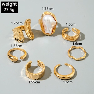 Detailansicht des 7-teiligen Vintage-Goldring-Sets mit Barockperlen und geometrischen Texturen