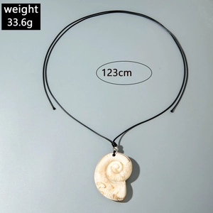 Nahaufnahme eines Naturmuschel-Anhängers mit 123 cm langer Schnur, Gewicht 33,6 g