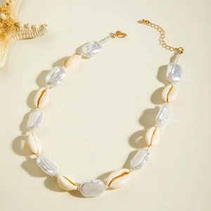 Boho-Halskette mit Muscheln und Silberperlen sowie verstellbarer Goldkette für den Urlaub