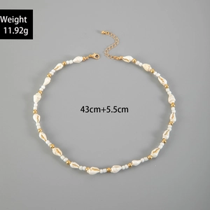 Detailansicht der Muschel-Perlenkette mit 43cm plus 5.5cm Verlängerung und Goldverschluss