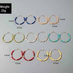 Détails de boucles d'oreilles créoles à perles colorées avec dimensions et poids