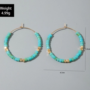Détail des boucles d'oreilles créoles bleu clair de 5,3 cm avec perles dorées et dimensions