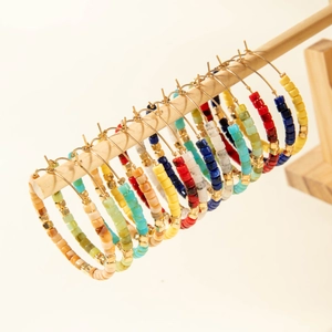 Boucles d'oreilles créoles bohèmes en perles de résine avec entretoises dorées