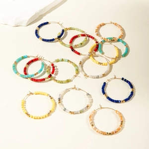 Boucles d'oreilles bohèmes en perles de résine colorées avec accents en métal doré
