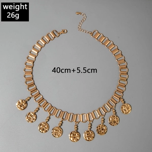 Détail du collier bohème doré avec pampilles pièces martelées et dimensions précises