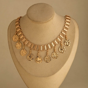 Collier bohème doré avec pendentifs géométriques texturés et maillons épais