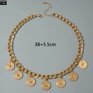 Collier rétro à chaîne dorée avec sept pendentifs pièces à clous et détails de taille
