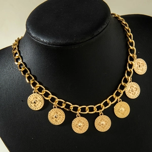 Gros plan détaillé d'un collier à grosse chaîne dorée avec sept pendentifs pièces vintage
