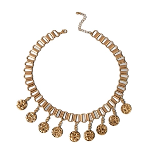 Collier ras du cou bohème doré avec pièces martelées et fermoir mousqueton ajustable