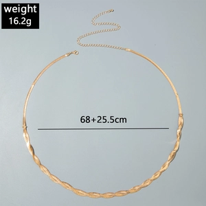 Dettaglio catena corpo dorata con misure lunghezza 68cm e peso 16,2g per donna sexy