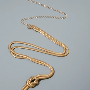 Dettaglio della catena da corpo a serpente dorata con nodo e chiusura regolabile